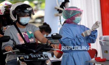 Tenaga kesehatan bersiap menyuntikkan vaksin Covid-19 dari dalam mobil di Area Parkir Sendratari Ramayana, Prambanan, Sleman, Yogyakarta, Senin (5/4). Menteri Kesehatan Budi Gunadi Sadikin memperingatkan, laju vaksinasi Covid-19 di Indonesia akan berkurang karena adanya embargo vaksin.