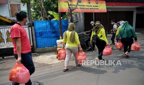 Warga mendistribusikan bantuan bahan pokok kepada pasien positif Covid-19 yang melakukan isolasi mandiri di rumahnya. 