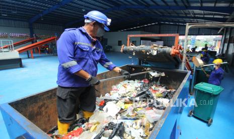 Petugas memilah sampah. Pakar UGM sebut ada enam isu lingkungan yang bisa jadi bahasan di debat cawapres.