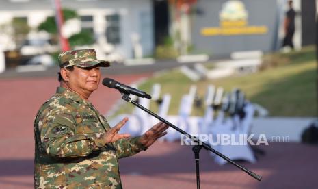 The 8th Indonesian President Prabowo Subianto gives direction to the Red and White Cabinet.