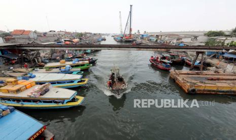 Kapal nelayan Indonesia di Pelabuhan Cilincing di Jakarta, Indonesia, 15 Oktober 2021. Badan Riset dan Inovasi Nasional (BRIN) Indonesia dan University of Brighton Inggris setelah mengambil sampel air laut antara 2017 dan 2018, menyatakan bahwa perairan Teluk Jakarta mengandung tinggi kadar parasetamol, yang memicu kekhawatiran akan dampaknya terhadap ekosistem kehidupan laut.