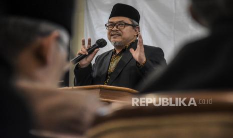 Ketua Umum PP Persis KH Jeje Zaenudin memberikan sambutan pada pelantikan tasykil Pimpinan Pusat Persatuan Islam (PP Persis) di Jalan Suniaraja, Sumur Bandung, Kota Bandung, Senin (10/10/2022). Ketua Umum PP Persis secara resmi melantik tasykil (pengurus) masa jihad 2022-2027 yang terdiri dari pengurus inti, pengurus badan serta lembaga yang berada di pusat. Republika/Abdan Syakura