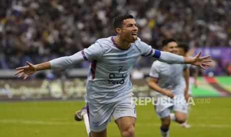 Cristiano Ronaldo selebrasi dengan gaya khasnya setelah mencetak gol kedua saat bermain untuk Riyadh XI melawan PSG ssaat pertandingan sepak bola persahabatan, di Stadion Universitas King Saud, di Riyadh, Arab Saudi, Jumat, (20/1/2023)dini hari. 