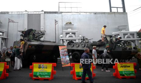 Kendaraan tempur milik TNI berjejer saat Independence Day Military Expo (IDME) 2023 di halaman Jogja City Mall, Yogyakarta, Jumat (11/8/2023). Berbagai Alat Utama Sistem Senjata (Alutsista) yang digunakan TNI dan POLRI dipamerkan untuk khalayak umum. Acara ini diadakan dalam rangka memeriahkan HUT ke-78 Republik Indonesia, dan juga sebagai bentuk transparansi TNI dan POLRI kepada masyarakat. Masyarakat memanfaatkan acara ini untuk berfoto-foto di atas kendaraan tempur.