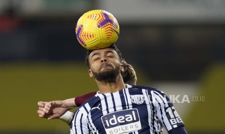 Darnell Furlong dari West Bromwich memimpin bola selama pertandingan sepak bola Liga Premier Inggris antara West Bromwich Albion dan Leeds United di stadion Hawthorns, West Bromwich, Inggris, Selasa, 29 Desember 2020. 