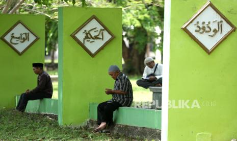 Warga berdoa saat berziarah di kuburan massal korban tsunami Ulele Lheu di Banda Aceh, Aceh, Kamis (11/4/2024). Kegiatan itu dilakukan warga pada hari kedua Idul Fitri 1445 H untuk mendoakan keluarga dan korban bencana tsunami pada 26 Desember 2004. 