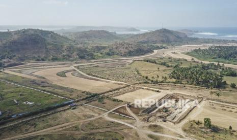 Foto udara operator menggunakan alat berat mengerjakan pembangunan tunnel atau terowongan Mandalika International Street Circuit (Sirkuit Mandalika) di KEK Mandalika, Praya, Lombok Tengah, NTB, Rabu (12/8/2020). Guna mempercepat penyelesaian pembangunan sirkuit Mandalika, Indonesia Tourism Development Corporation (ITDC) telah menandatangani Perjanjian Kerja Sama (PKS) dengan PT PP (Persero) Tbk senilai Rp900 miliar dan menandatangani Termsheet Fasilitas Sindikasi Perbankan yang melibatkan anggota HIMBARA yaitu Bank Mandiri, BNI, BRI dan BTN.