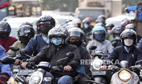 Pengemudi yang memakai masker untuk meredam penyebaran wabah virus corona. Satuan Tugas (Satgas) Penanganan Covid-19 mencatat rasio kasus positif (positivity rate) Covid-19 di Indonesia antara 10-12 persen hingga Sabtu (22/5).