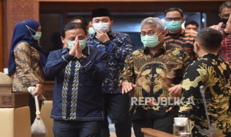 Ketua Bawaslu Abhan (kiri) berjalan bersama Ketua KPU Arief Budiman (kanan) sebelum mengikuti rapat kerja dengan Komisi II DPR di Kompleks Parlemen, Senayan, Jakarta, Kamis (26/11/2020). Rapat itu membahasan data kependudukan dan data pemilih Pilkada Serentak 2020.