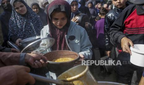 Anak-anak pengungsi Palestina antre untuk menerima makanan yang disediakan oleh relawan di kota Deir Al Balah, Jalur Gaza Selatan, Sabtu (24/2/2024). Sebanyak 1,9 juta orang telah mengungsi di Gaza akibat konflik berkepanjangan. Badan Bantuan dan Pekerjaan PBB untuk Pengungsi Palestina (UNRWA) menyatakan sebagian besar warga sipil di Gaza sangat membutuhkan bantuan kemanusiaan.