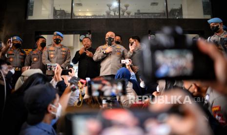 Kepala Divisi Humas Mabes Polri Irjen Pol Dedi Prasetyo menyampaikan keterangan pers hasil sidang banding kode etik Polri terhadap mantan Kepala Divisi Propam Polri Ferdy Sambo di Gedung TNCC Polri, Jakarta, Senin (19/9/2022).Majelis sidang banding kode etik memutuskan menolak permohonan banding terkait pemberhentian tidak dengan hormat (PTDH) atau pemecatan sebagai anggota Polri terhadap Ferdy Sambo atas kasus tewasnya Brigadir J. Dengan putusan tersebut, mantan Kadiv Propam tersebut resmi dipecat sebagai anggota Polri. Republika/Thoudy Badai