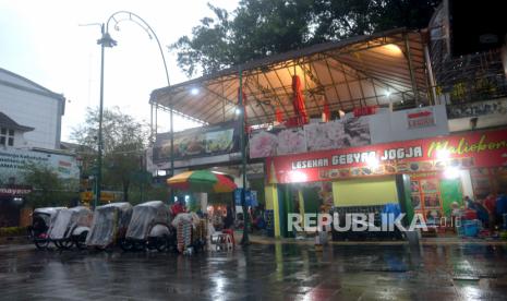 Deretan warung kuliner di Jalan Perwakilan, Malioboro, Yogyakarta. Pemerintah Kota (Pemkot) Yogyakarta menyiapkan layanan informasi wisatawan menyambut libur Natal dan Tahun Baru (Nataru) 2023. Layanan ini disiapkan dengan mendirikan posko Tourist Information Service (TIS) di kawasan Malioboro.