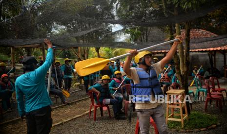 Instruktur menunjukan cara menggunakan dayung saat evakuasi korban dalam acara pelatihan water rescue di Sungai Cisadane, Kabupaten Bogor, Jawa Barat, Sabtu (17/12/2022). Kegiatan tersebut diikuti sebanyak 20 peserta yang terdiri dari jurnalis berbagai media dan blogger.Dompet Dhuafa menggelar pelatihan dasar water rescue dan vertical rescue selama dua hari dengan tema agenda Jurnalis Siaga Bencana. Selain water rescue, peserta juga mempraktikkan mengendalikan perahu karet dan mencoba menuruni jeram di Sungai Cisadane. kegiatan tersebut bertujuan untuk melatih kemampuan jurnalis saat meliput di lokasi bencana khususnya di Indonesia. Republika/Thoudy Badai