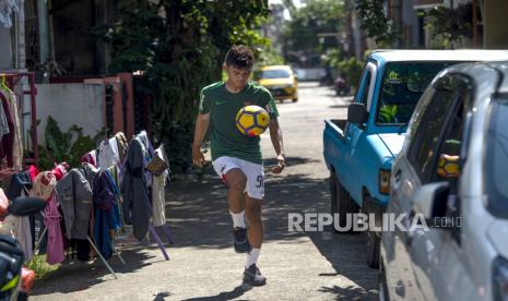 Pesepak bola Sutan Zico berlatih usai mengikuti pemusatan latihan Timnas Indonesia U-19 secara virtual di kediamannya di Desa Tlajung Udik, Gunung Putri, Kabupaten Bogor, Jawa Barat, Senin (1/6/2020). 