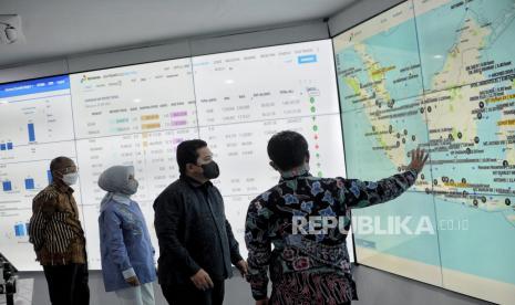 Menteri BUMN Erick Thohir (kedua kanan) didampingi Direktur Utama Pertamina Nicke Widyawati (kedua kiri) dan Senior Vice President Integrated Enterprise Data and Command Center Ignatius Sigit Pratopo (kanan) mengamati layar saat melakukan kunjungan ke Pertamina Integrated Enterprise Data and Command Center (PIEDCC) di Grha Pertamina, Jakarta, Rabu (7/9/2022). Dalam kunjungan tersebut, Erick Thohir pastikan ketersediaan bahan bakar minyak (BBM) dalam kondisi aman, meski pemerintah belum melakukan penambahan kuota untuk Pertamina. Selain itu, Ia berharap fasilitas PIEDCC yang berbasis digital tersebut harus mampu mendorong penyaluran subsidi BBM secara tepat sasaran. Republika/Thoudy Badai