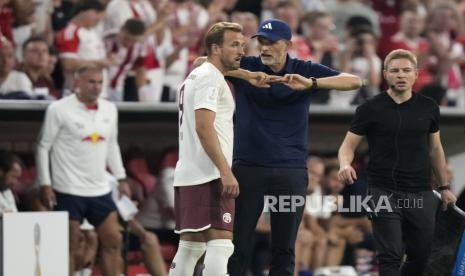 Striker baru Bayern Munchen Harry Kane (tengah) mendapatkan arahan dari Thomas Tuchel pada laga Piala Super Jerman 2023, Ahad (13/8/2023). 