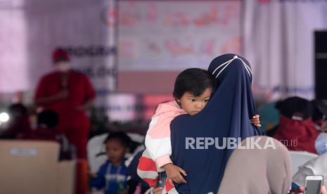 Warga mengikuti sosialisasi pola hidup bersih dan sehat di desa Kertajaya, Sukabumi, Jabar pada akhir tahun lalu. Menurut data Kemenkes angka kematian Covid-19 pada balita periode Januari-Maret 2022 mencapai 3 persen dari total kasus kematian nasional. (ilustrasi)