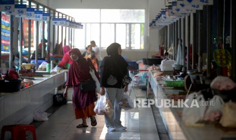 Pengunjung memilih daging ayam potong di Pasar Prawirotaman, Yogyakarta, Senin (29/5/2023). 