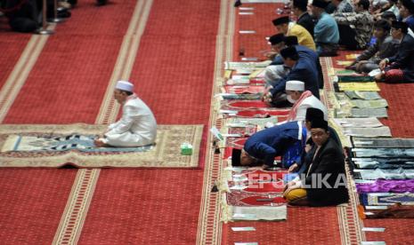 Ilustrasi imam masjid memimpin sholat jamaah.