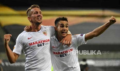 Luuk de Jong dari Sevilla merayakan kemenangan 2-1 dengan Sergio Reguilon (kanan) selama pertandingan semifinal Liga Eropa UEFA antara Sevilla FC dan Manchester United di Cologne, Jerman, 16 Agustus 2020. 