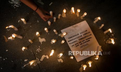 Kelompok suporter pendukung tim Persis Solo menyalakan lilin saat melakukan aksi Solidaritas Untuk Suporter Arema di Manahan, Solo, Jawa Tengah, Ahad (2/10/2022). Aksi tersebut sebagai aksi solidaritas antar suporter dan bentuk keprihatinan atas tragedi kerusuhan suporter sepak bola di Stadion Kanjuruhan Malang. 