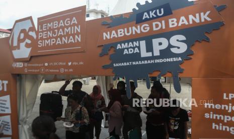 Wisatawan mengunjungi Gerai Lembaga Penjamin Simpanan di Kawasan Malioboro, Yogyakarta, Kamis (29/12/2022). Lembaga Penjamin Simpanan (LPS) memanfaatkan masa liburan akhir tahun dengan membuka gerai untuk mengedukasi peran dan fungsi LPS yakni menjamin simpanan nasabah penyimpan dan turut aktif dalam memelihara stabilitas sistem perbankan kepada masyarakat. 