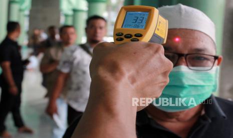 Rumah ibadah di Tangerang dibuka bertahap menyesuaikan kesiapan pengurus rumah ibadah mengatur protokol kesehatan.