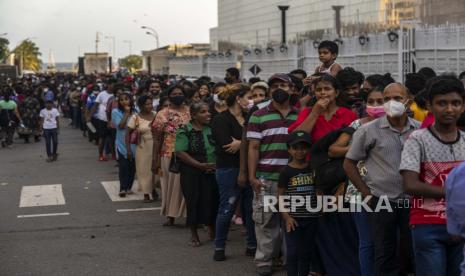 Pemerintah Sri Lanka telah memutuskan untuk menangguhkan perekrutan aparatur sipil negara (ASN). Sri Lanka hendak melakukan penghematan anggaran karena masih dicekik krisis ekonomi.