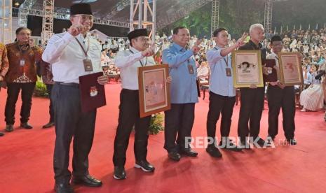 Tiga paslon capres-cawapres berfoto bersama usai pengundian nomor urut di Kantor KPU RI, Jakarta Pusat, Selasa (14/11/2023) malam.