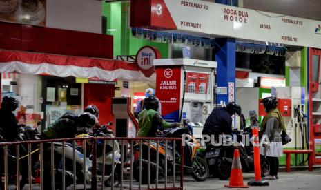 Kendaraan mengantre saat mengisi BBM jenis Pertalite di salah satu SPBU di Jakarta, Senin (29/8/2022). Pemerintah berencana menyesuaikan harga Bahan Bakar Minyak (BBM) khususnya jenis BBM Pertalite dan Solar bersubsidi. Republika/Thoudy Badai