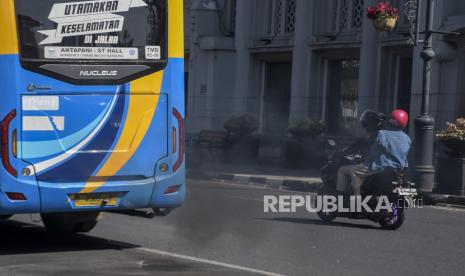 Asap hitam keluar dari knalpot bus yang melintas di Jalan Asia Afrika, Kota Bandung, Jawa Barat, Senin (21/8/2023). Berdasarkan data dari Dinas Lingkungan Hidup (DLH) Kota Bandung dalam satu minggu terakhir, Indeks Standar Polusi Udara (ISPU) Kota Bandung berada pada angka 96 dan terendah pada angka 67 untuk parameter PM2,5 atau dalam kategori sedang. Untuk itu DLH Kota Bandung mengimbau warga untuk menggunakan masker di luar ruang, melakukan uji emisi kendaraan serta melakukan penanaman pohon.