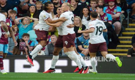 Erling Haaland (tengah) dari Manchester City melakukan selebrasi usai mencetak gol pertama dalam pertandingan sepak bola Liga Utama Inggris antara Burnley dan Manchester City di Turf Moor di Burnley, Inggris, Sabtu (12/8/2023) WIB.