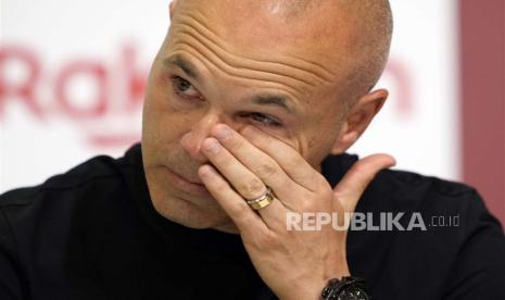 Andres Iniesta bersedih dalam konferensi pers saat meninggalkan Vissel Kobe pada Mei lalu. 