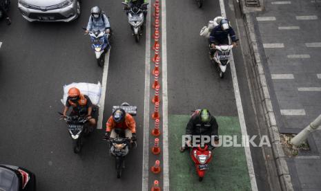 Pengendara motor melintasi jalur sepeda di Jalan Salemba Raya, Jakarta, Kamis (3/11/2022). Kurangnya kedisipilinan masyarakat dalam berkendara membuat Jalan Salemba Raya kerap terjadi pelanggaran lalu lintas seperti parkir tidak pada tempatnya, motor melintasi trotoar, kendaraan menerobos jalur bus dan jalur sepeda. Republika/Putra M. Akbar