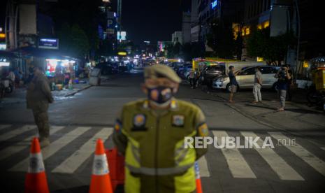 Pemkot Medan Tegur Warga Hajatan Lewati Pukul 22.00 WIB. Petugas Satpol PP berjaga. Ilustrasi