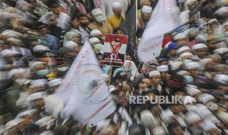 Sejumlah massa aksi yang tergabung dalam Aliansi Umat Islam saat melakukan unjuk rasa di Jalan MH Thamrin, Jakarta, Senin (2/11). Pada aksi tersebut mereka mengecam dan memprotes pernyataan Presiden Perancis Emmanuel Macron yang dinilai menghina Islam dan Nabi Muhammad SAW. 