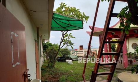 Suasana TKP sekeluarga bunuh diri di dari lantai 22 Apartemen Teluk Intan, Penjaringan, Jakarta Utara, Ahad (10/3/2024). 