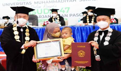 Balita Wakili Sang Ayah Saat Wisuda di UM Surabaya