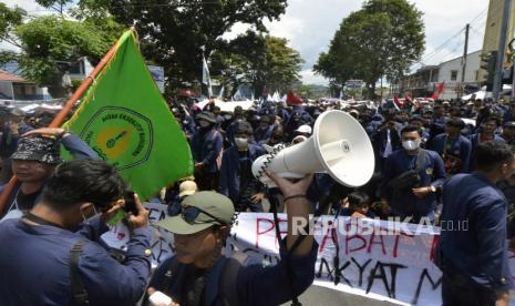 Mahasiswa berunjuk rasa di depan gerbang masuk DPRD Provinsi Lampung, Lampung, Rabu (13/4/2022). Unjuk rasa Gabungan BEM Mahasiswa atau Aliansi Lampung Memanggil tersebut menuntut pemerintah menurunkan harga bahan bakar minyak (BBM), menstabilkan harga minyak goreng serta menolak wacana perpanjangan masa jabatan presiden dan penundaan Pemilu 2024. 