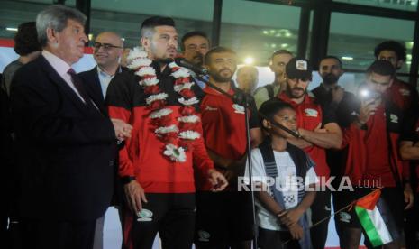 Duta Besar Palestina untuk Indonesia Zuhair Al Shun (kiri) bersama pesepak bola Timnas Palestina Rami Hamadeh (kedua kanan) menyampaikan sambutan setibanya di Bandara Soekarno Hatta, Tangerang, Banten, Sabtu (10/6/2023). Timnas Palestina tiba di Indonesia untuk melawan Timnas Indonesia dalam rangka FIFA Matchday di Gelora Bung Tomo, Surabaya, Jawa Timur, Rabu (14/6/2023).