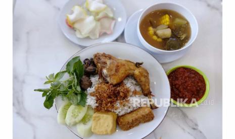 Ayam goreng berkah Rachmat. Restoran ini menggunakan ayam kampung asli.