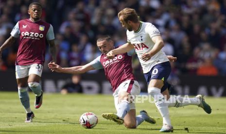 Pemain Aston Villa John McGinn (tengah) dan pemain Tottenham Harry Kane bertarung memperebutkan bola pada pertandingan sepak bola Liga Premier Inggris antara Aston Villa dan Tottenham Hotspur di Villa Park, Birmingham, Inggris, Sabtu (13/5/2023). 