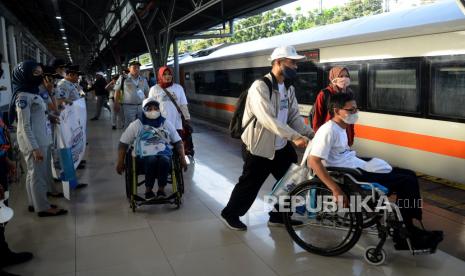 Sejumlah peserta mudik penyandang disabilitas berjalan menuju rangkaian kereta api di Stasiun Pasar Senen, Jakarta, Ahad (16/4/2023). Kepala Humas PT Kereta Api Indonesia (KAI) Daerah Operasi (Daop) 1 Jakarta Eva Chairunisa mengatakan pemudik dapat mencoba untuk memanfaatkan fitur connecting trains yang tersedia di aplikasi KAI Access apabila kehabisan tiket mudik.