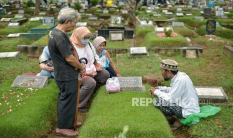 Ziarah kubur (ilustrasi). Ziarah kubur merupakan salah satu sunnah yang dianjurkan 