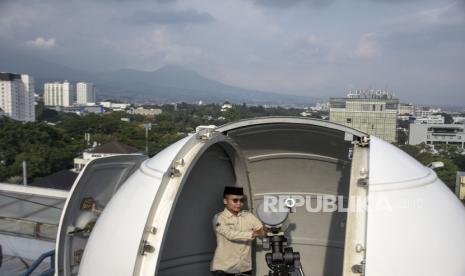 Petugas melakukan pemantauan hilal (rukyatul hilal) menggunakan teleskop di Observatorium Albiruni Fakultas Syariah Unisba, Jalan Hariangbanga, Tamansari, Kota Bandung, Jawa Barat, Rabu (22/3/2023). Hasil pemantauan hilal 1 Ramadhan 1444 H di kawasan tersebut tidak tampak karena terhalang cuaca yang mendung. 