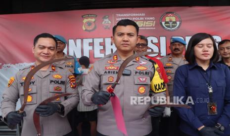 Kapolres Cirebon Kota, AKBP Ariek Indra Sentanu, menunjukkan barang bukti senjata tajam jenis celurit, dalam konferensi pers di Mapolres Ciko, Rabu (8/2/2023). Senjata itu rencananya akan digunakan dalam tawuran oleh dua kelompok remaja. 