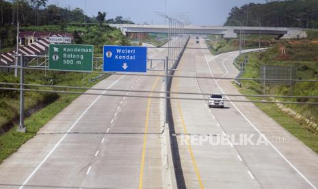 Kendaraan melintas di Tol Kandeman, Kabupaten Batang saat pandemi COVID-19 di Kabupaten Batang, Jawa Tengah, Sabtu (23/5/2020). Menjelang Lebaran H-1, Tol Trans Jawa Kandeman Kabupaten Batang terpantau sepi dikarenakan adanya larangan mudik dari pemerintah untuk mencegah penyebaran wabah COVID-19