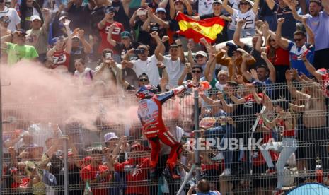 Pembalap MotoGP Spanyol Marc Marquez (tengah) merayakan bersama suporternya setelah finis kedua pada Grand Prix Moto2 Sepeda Motor Spanyol di sirkuit Jerez-Angel Nieto di Jerez de la Frontera (Cadiz), Spanyol, Ahad (28/4/2024).