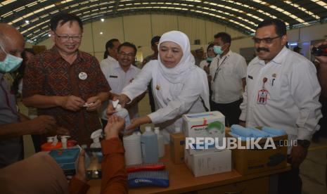 Gubernur Jatim, Khofifah Indar Parawansa (tengah)