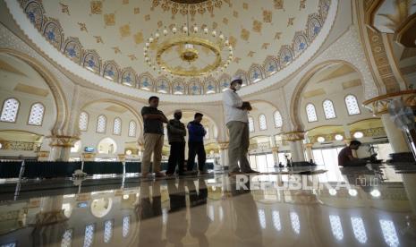 Muslim melakukan sholat Ashar setiap hari, sholat ashar di masjid Izzatul Islam di Bekasi, Jawa Barat, Indonesia, Kamis, 7 April 2022. 